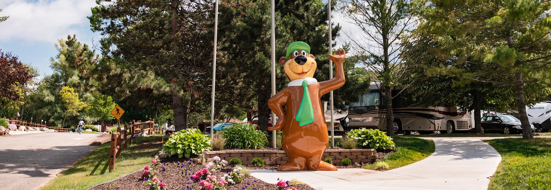 Bear takes the meaning of outdoor dining to the whole new level. Watch how