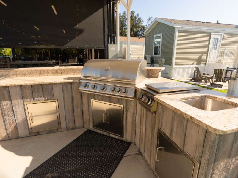 https://www.sunoutdoors.com/resourcefiles/single-take-closer-look-gallery-image/community-outdoor-grill-marco-naples.jpg